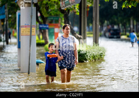 10. November 2011 waten durch Hochwasser in Bangkok, Thailand - Bangkok, Thailand - Thai Einwohner. Hochwasser sind schleichende weiter in das Stadtzentrum. Thailand leidet unter der schlimmsten Überschwemmungen seit 50 Jahren. Über 400 Menschen starben infolge von Überschwemmungen seit Ende Juli nach Department of Disaster Stockfoto