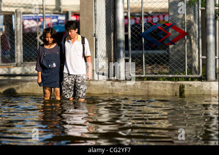 10. November 2011 Spaziergang durch Hochwasser in Bangkok, Thailand - Bangkok, Thailand - Thai Einwohner. Hochwasser sind schleichende weiter in das Stadtzentrum. Thailand leidet unter der schlimmsten Überschwemmungen seit 50 Jahren. Über 400 Menschen starben infolge von Überschwemmungen seit Ende Juli nach Department of Disaster Stockfoto