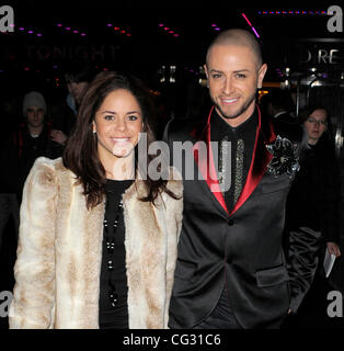 Brian Friedman und eine Freundin verlassen die Burlesque Premiere. London, England - 13.12.10 Stockfoto