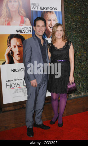 Paul Rudd mit seiner Frau Julie Yaeger die Premiere von "Wie weißt du," statt im Regency Village Theatre Los Angeles, Kalifornien - 13.12.10 Stockfoto