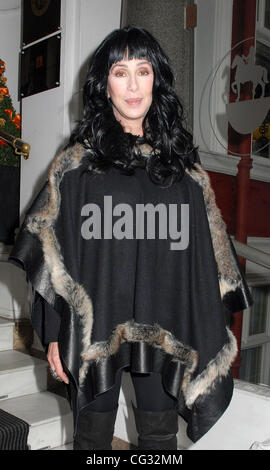 Sängerin Cher verlassen ihr Hotel London, England - 14.12.10 Stockfoto