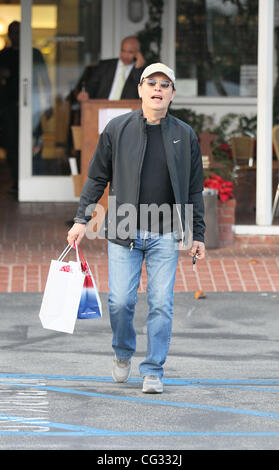 Billy Crystal ist ein Ort der Weihnachtseinkäufe bei Fred Segal in West Hollywood. Los Angeles, USA - 14.12.10 Stockfoto