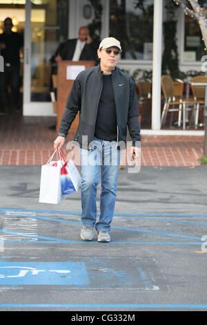 Billy Crystal ist ein Ort der Weihnachtseinkäufe bei Fred Segal in West Hollywood. Los Angeles, USA - 14.12.10 Stockfoto