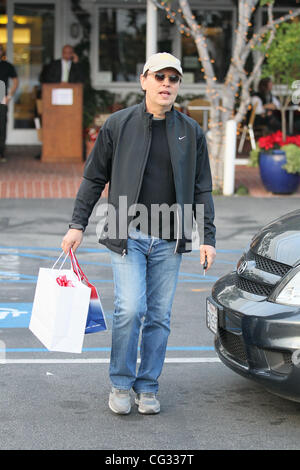 Billy Crystal ist ein Ort der Weihnachtseinkäufe bei Fred Segal in West Hollywood. Los Angeles, USA - 14.12.10 Stockfoto