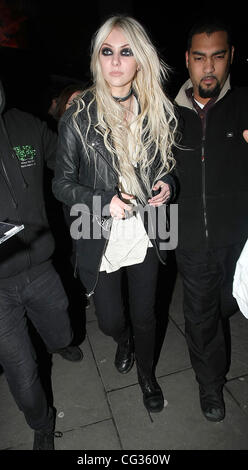 Taylor Momsen aus O2 Shepherds Bush Empire nach Auftritten mit ihrer Band The Pretty Reckless London, England - 16.12.10 Stockfoto