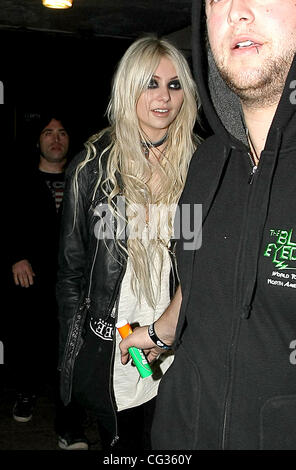 Taylor Momsen aus O2 Shepherds Bush Empire nach Auftritten mit ihrer Band The Pretty Reckless London, England - 16.12.10 Stockfoto