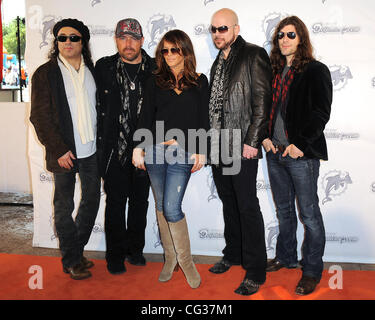 L-R Tony Cantania, Jason Bonham, Robin Antin, James Dylan und Michael Devin erscheinen auf den orangefarbenen Teppich vor der Miami Dolphins Vs Buffalo Bills im Sun Life Stadium. Miami, Florida - 19.12.10., Stockfoto