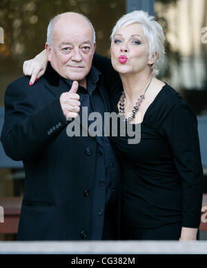 Tim Healy und Denise Welch außerhalb der ITV Studios London, England - 20.12.10 Stockfoto