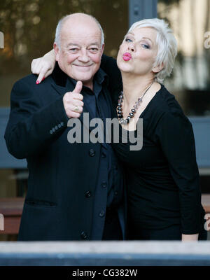 Tim Healy und Denise Welch außerhalb der ITV Studios London, England - 20.12.10 Stockfoto