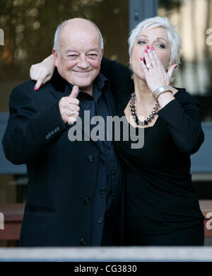 Tim Healy und Denise Welch außerhalb der ITV Studios London, England - 20.12.10 Stockfoto