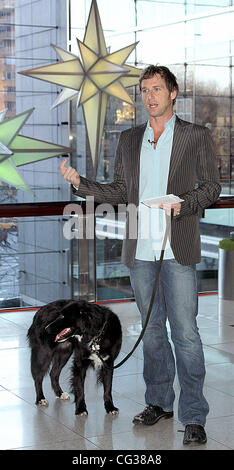 Josh Lucas mit seinem Hund Loki hilft Purina $ 1 Million während der Purina ONE über $ 1 Million in eintägigen Veranstaltung im Time Warner Center an einem Tag für wohltätige Zwecke spenden. New York City, USA - 20.12.10 Stockfoto