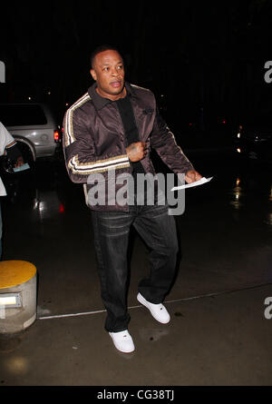 Dr.Dre aka Andre Romelle Young kommt im Staples Center, die LA Lakers die Milwaukee Bucks Los Angeles, Kalifornien - 21.12.10 spielen zu sehen Stockfoto