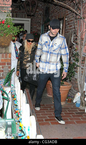 Christina Aguilera und ihr neuer Freund Matt Rutler, lassen Sie den Efeu auf Robertson nach einem späten Nachmittag Mittagessen auf Vorabend des neuen Jahres. Los Angeles, Kalifornien - 31.12.10 Stockfoto