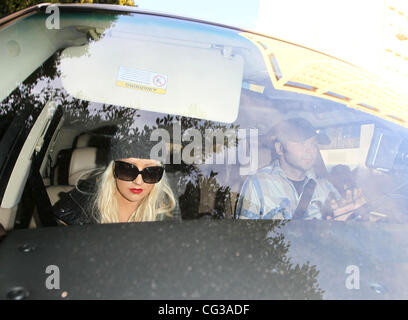 Christina Aguilera und ihr neuer Freund Matt Rutler, lassen Sie den Efeu auf Robertson nach einem späten Nachmittag Mittagessen auf Vorabend des neuen Jahres. Los Angeles, Kalifornien - 31.12.10 Stockfoto