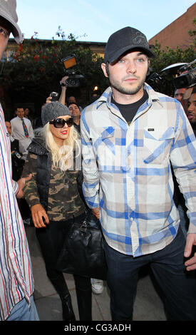 Christina Aguilera und ihr neuer Freund Matt Rutler, lassen Sie den Efeu auf Robertson nach einem späten Nachmittag Mittagessen auf Vorabend des neuen Jahres. Los Angeles, Kalifornien - 31.12.10 Stockfoto