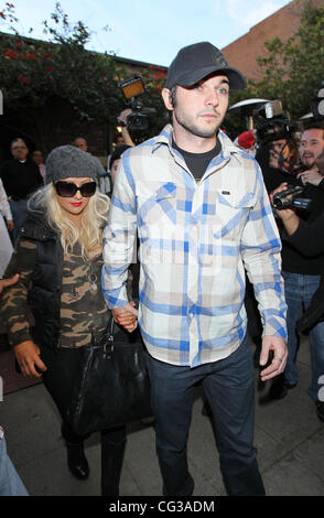 Christina Aguilera und ihr neuer Freund Matt Rutler, lassen Sie den Efeu auf Robertson nach einem späten Nachmittag Mittagessen auf Vorabend des neuen Jahres. Los Angeles, Kalifornien - 31.12.10 Stockfoto