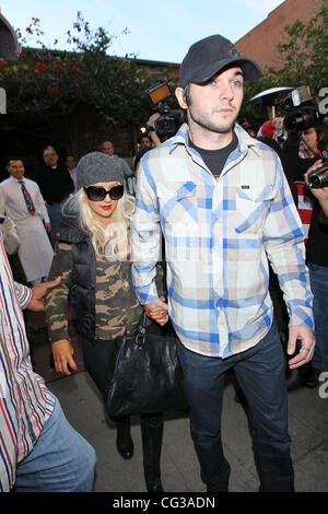 Christina Aguilera und ihr neuer Freund Matt Rutler, lassen Sie den Efeu auf Robertson nach einem späten Nachmittag Mittagessen auf Vorabend des neuen Jahres. Los Angeles, Kalifornien - 31.12.10 Stockfoto