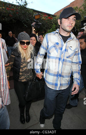 Christina Aguilera und ihr neuer Freund Matt Rutler, lassen Sie den Efeu auf Robertson nach einem späten Nachmittag Mittagessen auf Vorabend des neuen Jahres. Los Angeles, Kalifornien - 31.12.10 Stockfoto