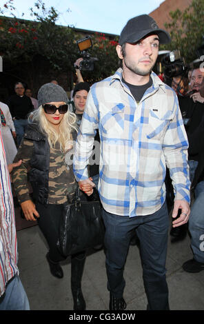 Christina Aguilera und ihr neuer Freund Matt Rutler, lassen Sie den Efeu auf Robertson nach einem späten Nachmittag Mittagessen auf Vorabend des neuen Jahres. Los Angeles, Kalifornien - 31.12.10 Stockfoto