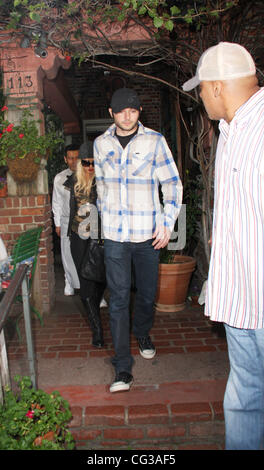 Christina Aguilera und ihr neuer Freund Matt Rutler Leave Efeu an Robertson nach einem späten Nachmittag Mittagessen auf Vorabend des neuen Jahres.  Los Angeles, Kalifornien - 31.12.10 Stockfoto