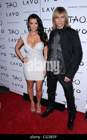 Kim Kardashian und Marc Bouwer Kim Kardashian Ringe In das neue Jahr in Tao Nightclub im Venetian und Holly Madison zählt bei Lavo an der Palazzo Las Vegas, Nevada - 31.12.10 Stockfoto