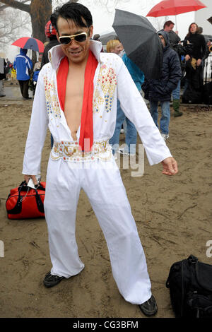 Teilnehmer in Elvis Presley Kostüm gekleidet die 6. Toronto Polar Bear Dip 2011 - Teilnehmer trotzten dem kalten Wasser des Lake Ontario und sammelte Geld unterstützen den Lebensraum für Menschlichkeit Toronto, Kanada - 01.01.11 Stockfoto