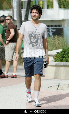 Adrian Grenier bei einem Spaziergang am Miami Beach Miami, Florida, USA - 03.01.11 Stockfoto