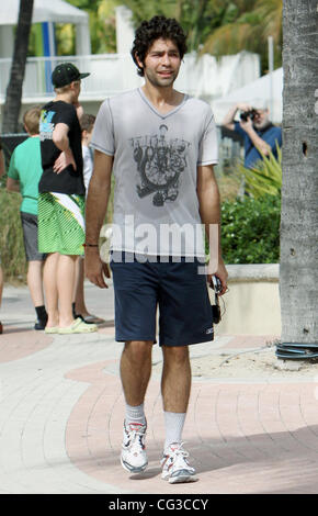 Adrian Grenier bei einem Spaziergang am Miami Beach Miami, Florida, USA - 03.01.11 Stockfoto