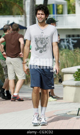 Adrian Grenier bei einem Spaziergang am Miami Beach Miami, Florida, USA - 03.01.11 Stockfoto