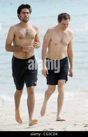 Adrian Grenier und ein Freund nehmen Sie ein Bad im Meer am Miami Beach Miami, Florida, USA - 03.01.11 Stockfoto