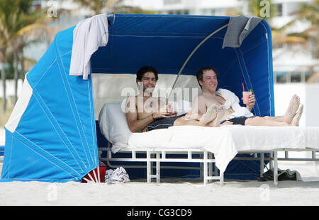 Adrian Grenier und ein Freund entspannen am Miami Beach Miami, Florida, USA - 03.01.11 Stockfoto