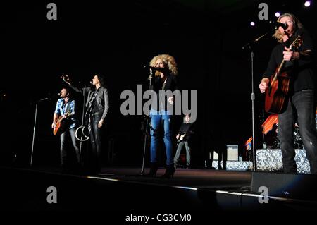 Jimi Westbrook, Karen Fairchild, Kimberly Schlapman und Phillip Sweet von Little Big Town führt an der Bud Light Orange Bowl Spiel Tag Fan Zone während der 2011 entdecken Sie Orange Bowl Spiel Stanford Cardinal vs. Virginia Tech Hokies bei Sun Life Stadium. Miam Stockfoto