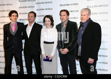 Robert Sheehan, Stephen Campbell Moore, Claire Foy, Nicolas Cage und Ron Perlman, an die "Season of the Witch" premiere beim AMC Loews Theater New York City, USA - 04.01.11 Stockfoto