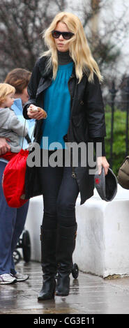 Claudia Schiffer bringt ihren Sohn zu School London, England - 06.01.11 Stockfoto