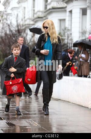 Claudia Schiffer bringt ihren Sohn zu School London, England - 06.01.11 Stockfoto