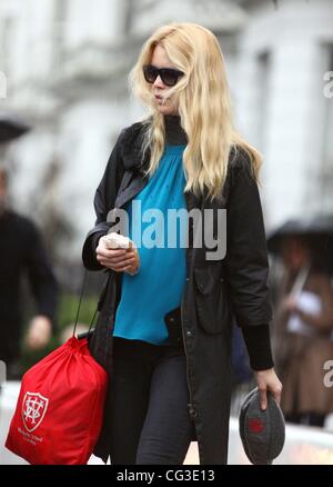 Claudia Schiffer bringt ihren Sohn zu School London, England - 06.01.11 Stockfoto