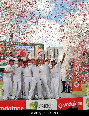 England Cricket-Team feiern nach dem Gewinn der Asche-Abschlusstest in Sydney. Es ist das erste Mal in 24 Jahren, die England auf australischem Boden gewonnen haben. England schlug Australien mit einem Innings und 83 läuft um den Sieg zu versiegeln. Sydney, Australien - 07.01.1 Stockfoto