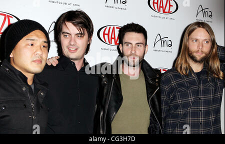 Gene Hong, Sam Farrar, Adam Levine, James Valentine Adam Levine und James Valentine von Maroon 5 durchführen im Dunst Nachtclub im Aria Resort &amp; Casino Las Vegas, Nevada - 08.01.11 Stockfoto