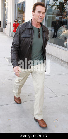 Arnold Schwarzenegger Einkaufen im Pottery Barn Store in Beverly Hills, Los Angeles, Kalifornien - 09.01.11 Stockfoto