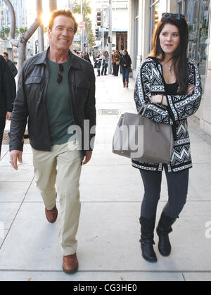 Arnold Schwarzenegger und seine Tochter Katherine Schwarzenegger Einkaufen im Pottery Barn Store in Beverly Hills, Los Angeles, Kalifornien - 09.01.11 Stockfoto