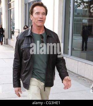 Arnold Schwarzenegger Einkaufen im Pottery Barn Store in Beverly Hills, Los Angeles, Kalifornien - 09.01.11 Stockfoto