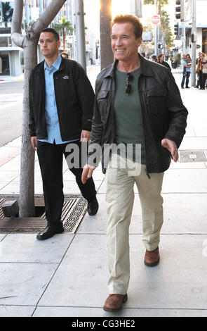 Arnold Schwarzenegger Einkaufen im Pottery Barn Store in Beverly Hills, Los Angeles, Kalifornien - 09.01.11 Stockfoto