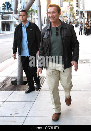 Arnold Schwarzenegger Einkaufen im Pottery Barn Store in Beverly Hills, Los Angeles, Kalifornien - 09.01.11 Stockfoto