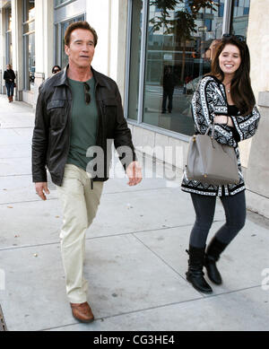 Arnold Schwarzenegger und seine Tochter Katherine Schwarzenegger Einkaufen im Pottery Barn Store in Beverly Hills, Los Angeles, Kalifornien - 09.01.11 Stockfoto