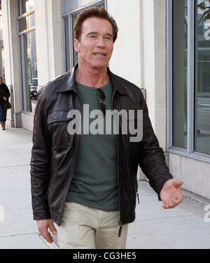 Arnold Schwarzenegger Einkaufen im Pottery Barn Store in Beverly Hills, Los Angeles, Kalifornien - 09.01.11 Stockfoto