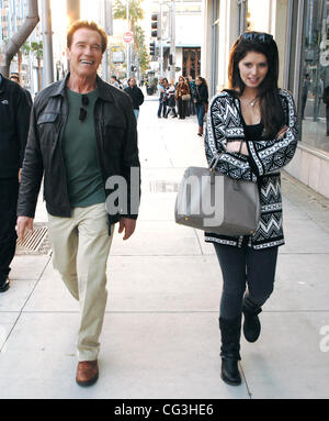 Arnold Schwarzenegger und seine Tochter Katherine Schwarzenegger Einkaufen im Pottery Barn Store in Beverly Hills, Los Angeles, Kalifornien - 09.01.11 Stockfoto