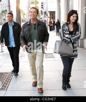 Arnold Schwarzenegger und seine Tochter Katherine Schwarzenegger Einkaufen im Pottery Barn Store in Beverly Hills, Los Angeles, Kalifornien - 09.01.11 Stockfoto