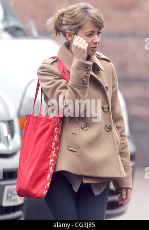 Coronation Street Sterne Samia Smith Granada Studios zu verlassen, ohne ihren Ehering Manchester, England - 10.01.11 Stockfoto