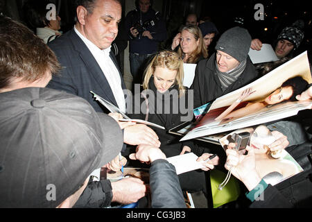 Rachel McAdams wieder in ihr Hotel gemobbt von Fans für ein Autogramm London, England - 10.01.11 Stockfoto