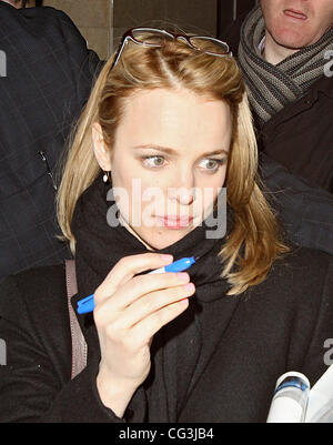 Rachel McAdams wieder in ihr Hotel gemobbt von Fans für ein Autogramm London, England - 10.01.11 Stockfoto